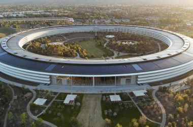 Apple HQ employees work from office